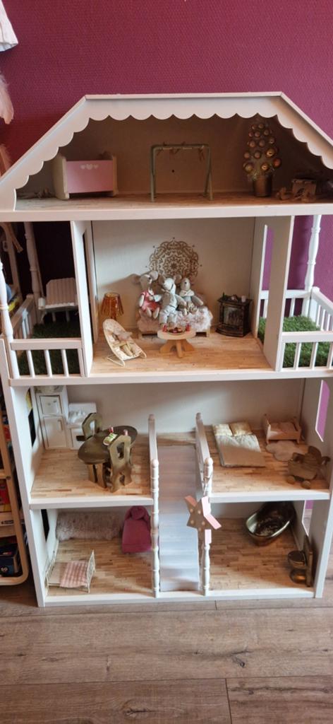 Groot houten poppenhuis met maileg meubels en accessoires, Ophalen, Zo goed als nieuw, Poppenhuis