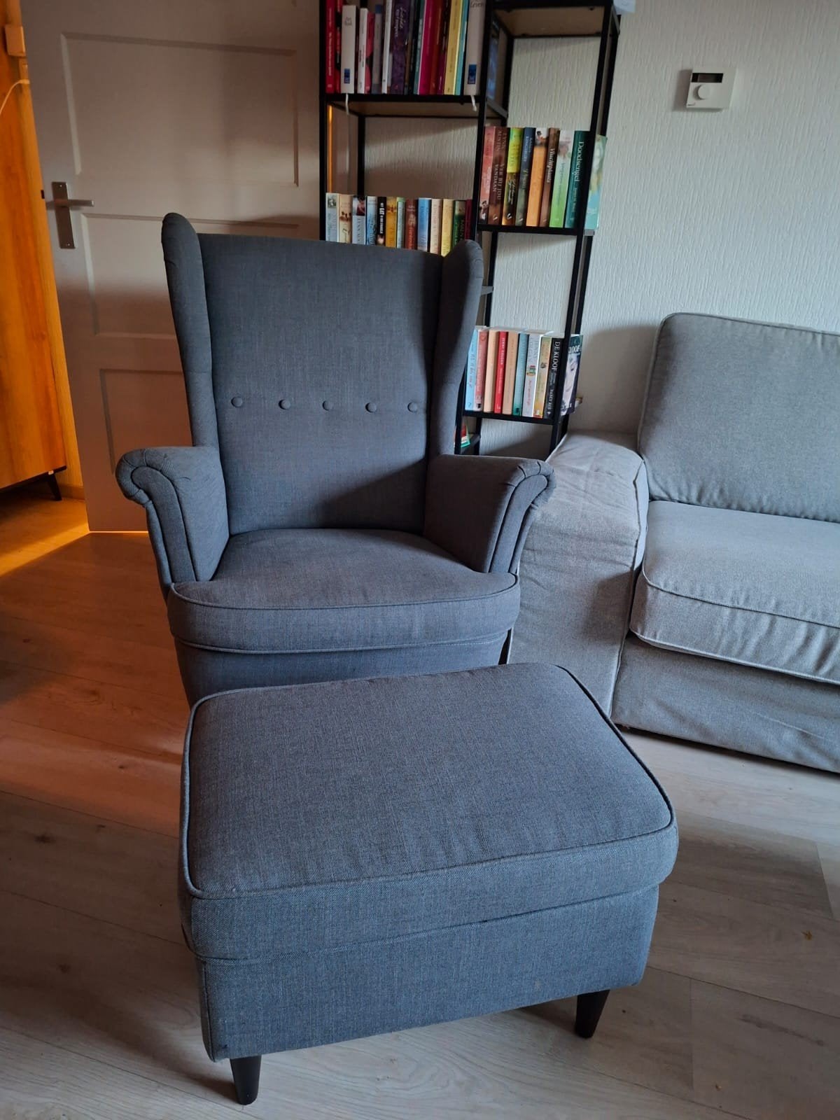 IKEA Strandmon oorfauteuil met voetenbank - Grijs, Ophalen, Modern, Klassiek, Comfort, 75 tot 100 cm, Zo goed als nieuw