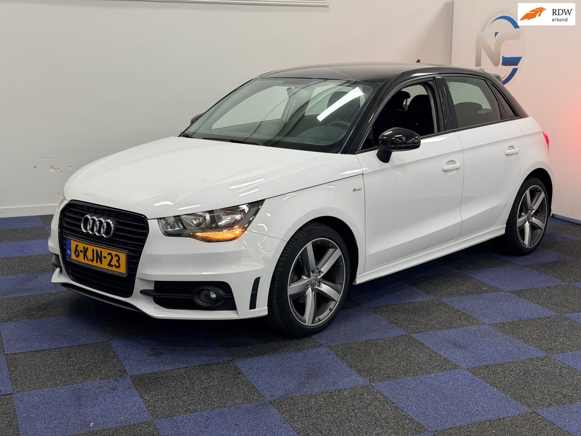 Audi A1 Sportback 1.2 TFSI Admired / DEALER ONDERHOUDEN / RI, 86 pk, 4 cilinders, 4 stoelen, Leder en Stof