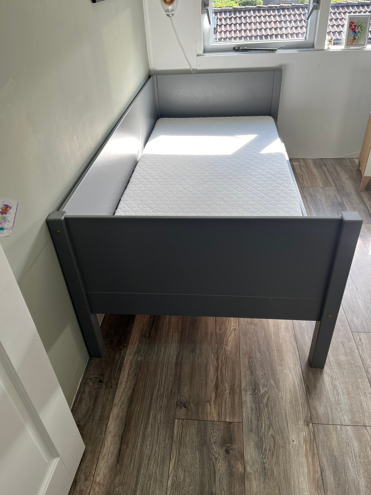 Grijs bed 1 persoons, Ophalen, 90 cm, Eenpersoons, Zo goed als nieuw