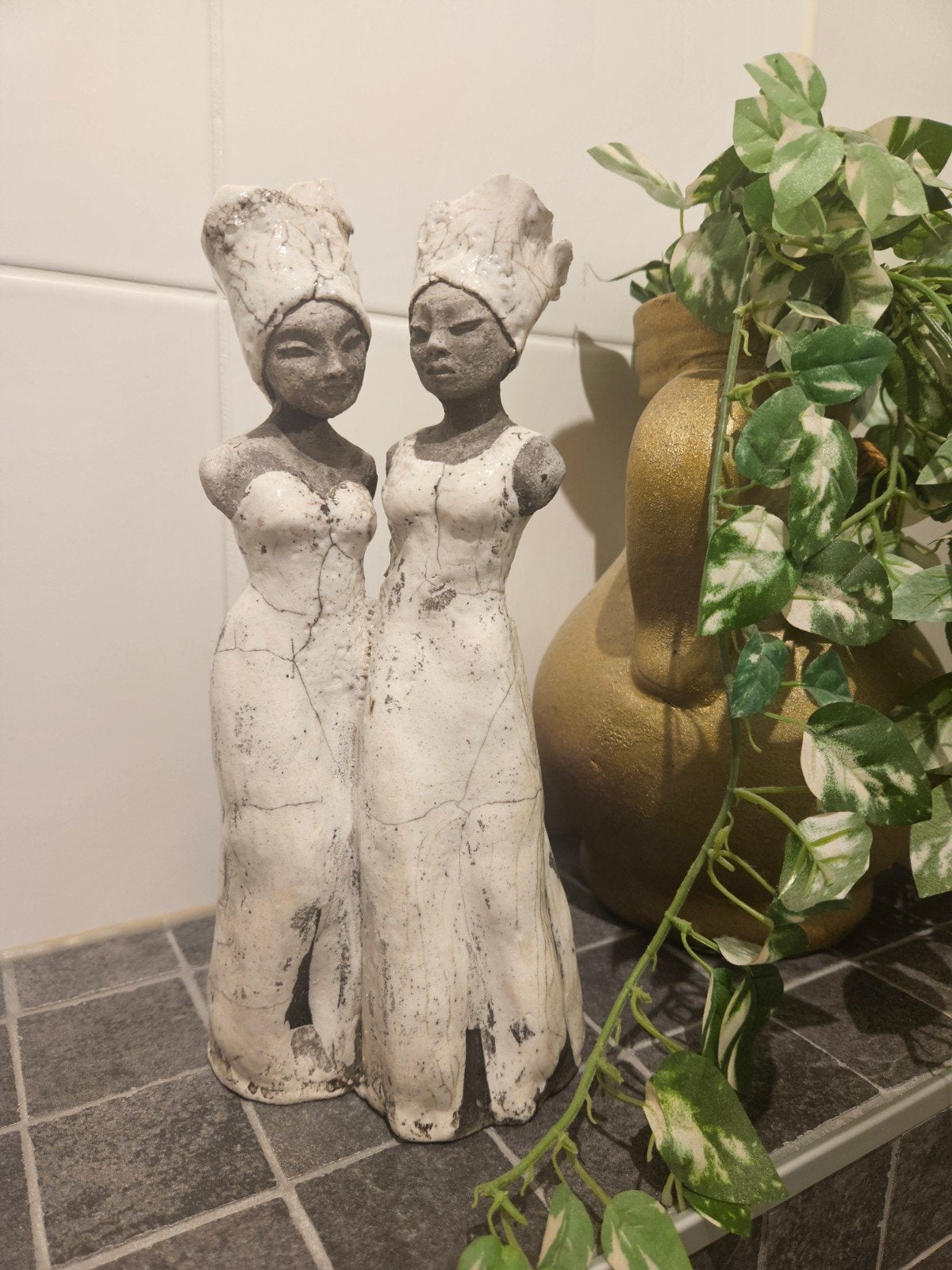 Decoratieve beelden van twee vrouwenfiguren, Groep mensen, Ophalen of Verzenden, Handgemaakt, 20 - 50 cm