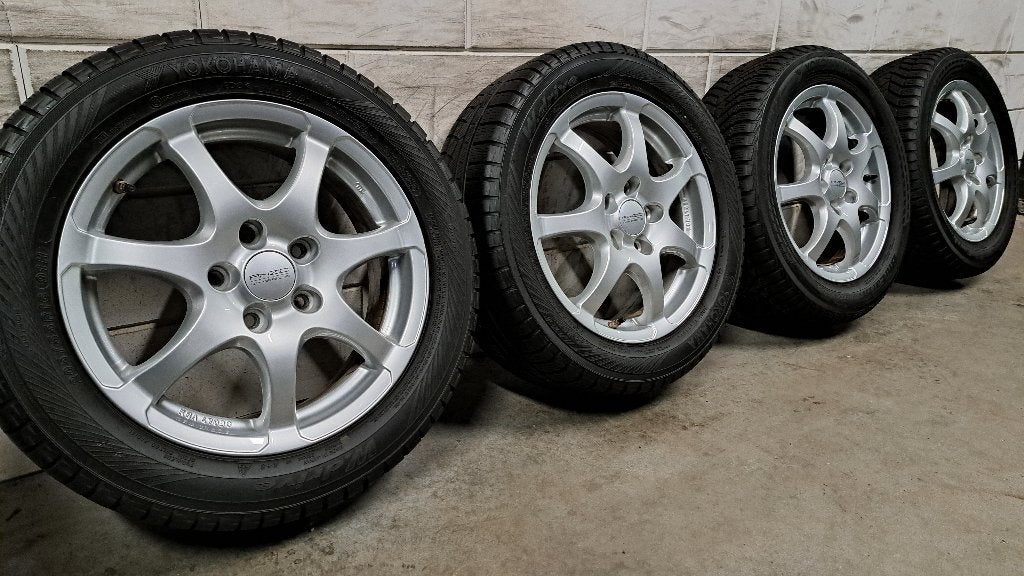 Winterbanden Corolla Verso Avensis Auris Kizashi 205/55/16, Gebruikt, 16 inch, Banden en Velgen, Personenwagen