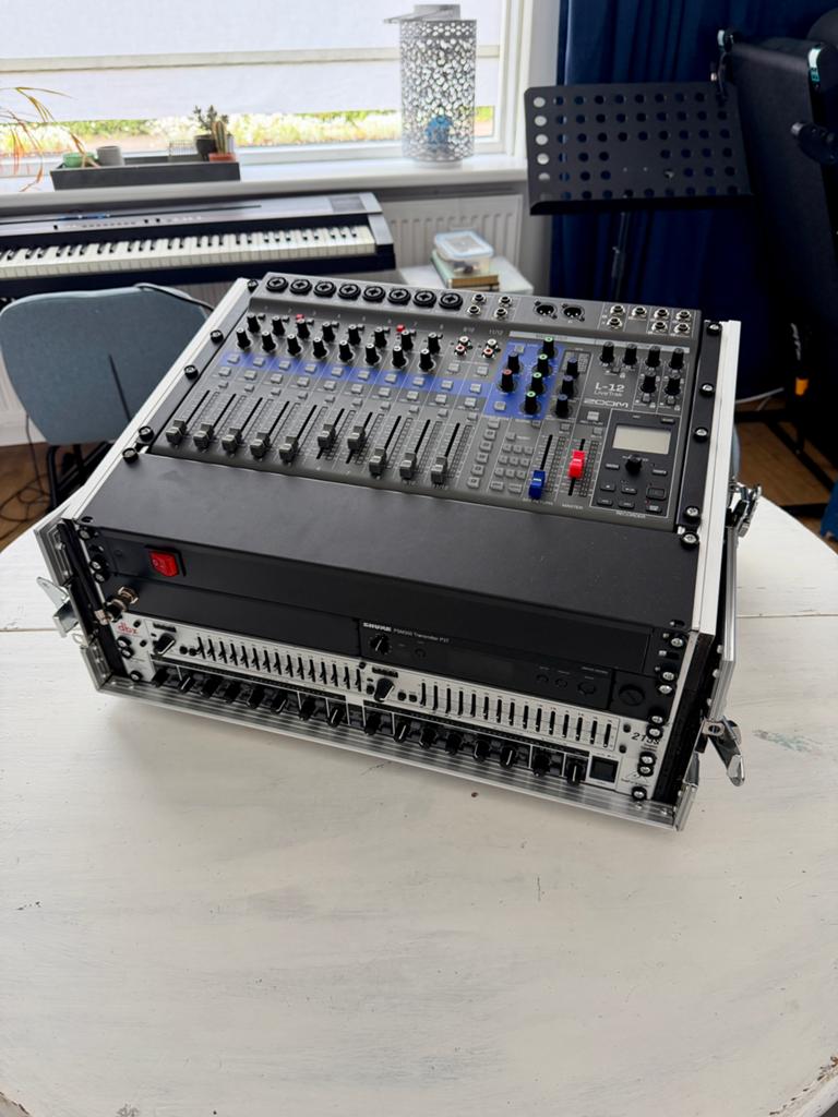 Flightcase Zoom mixer DBX eq Behringer comp Shure trans/ontv, Ophalen, Zo goed als nieuw