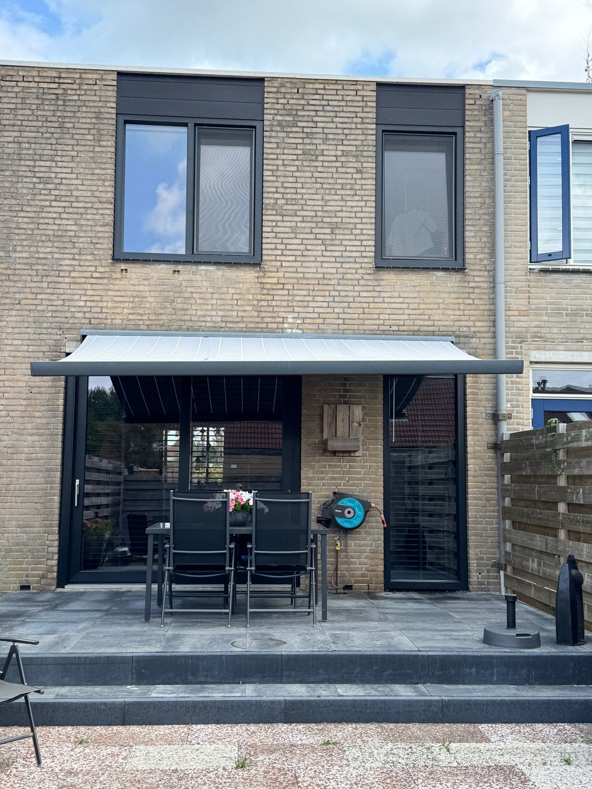 Elektrisch zonnescherm grijs 4m breed, 2,5m uitval, Ophalen, Gebruikt, Elektrisch, 150 tot 300 cm