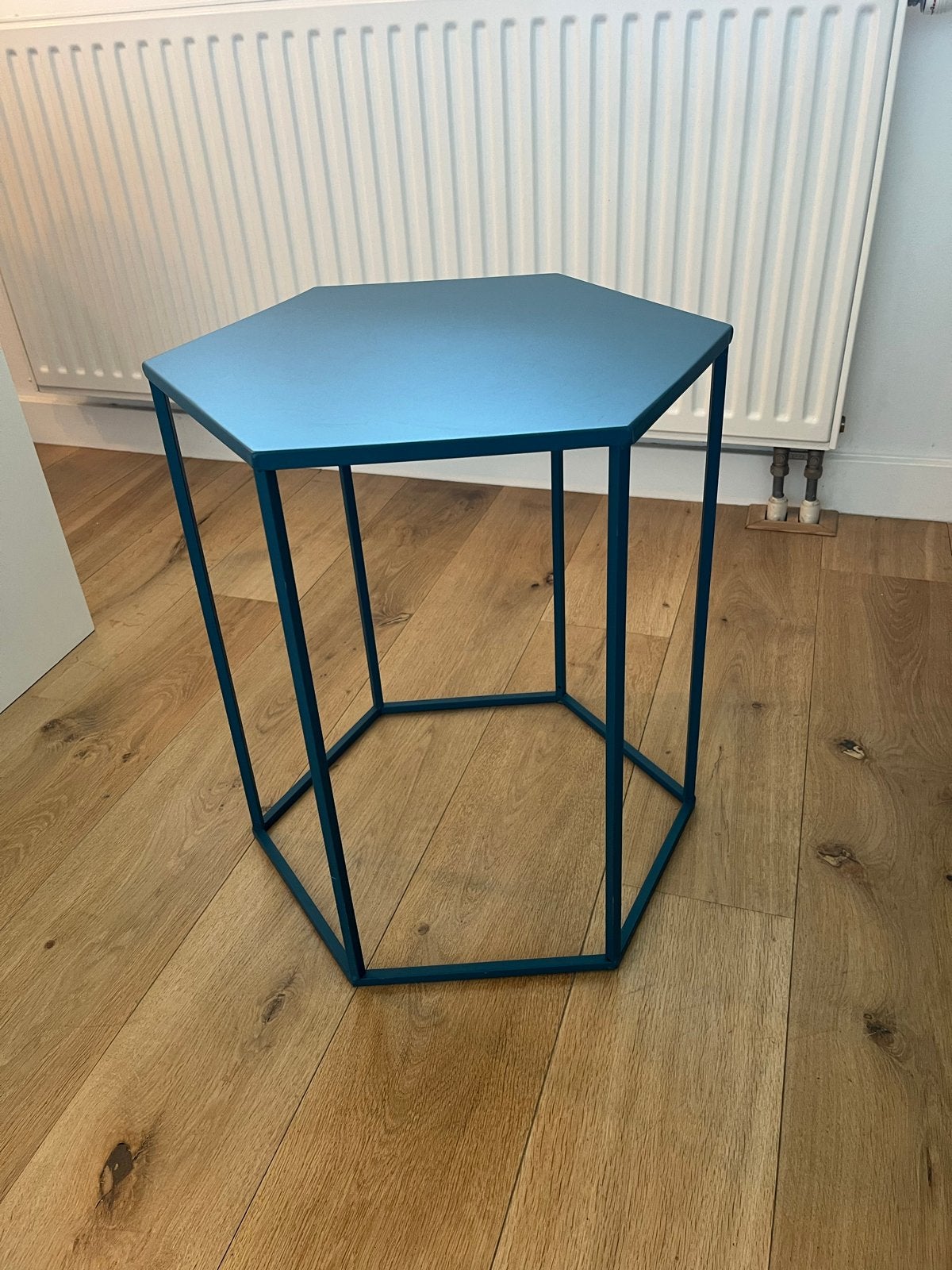 Zeshoekige bijzettafel - Blauw metaal - 40x50cm, 45 tot 60 cm, Metaal of Aluminium, Ophalen of Verzenden, Zo goed als nieuw