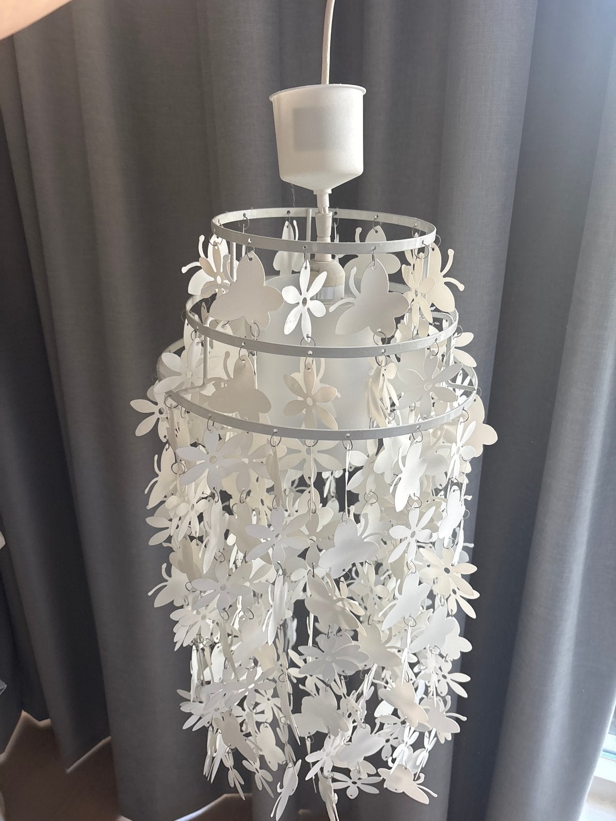 Witte hanglamp met vlinders en bloemen, Ophalen of Verzenden, Zo goed als nieuw, Metaal, E27 (groot)