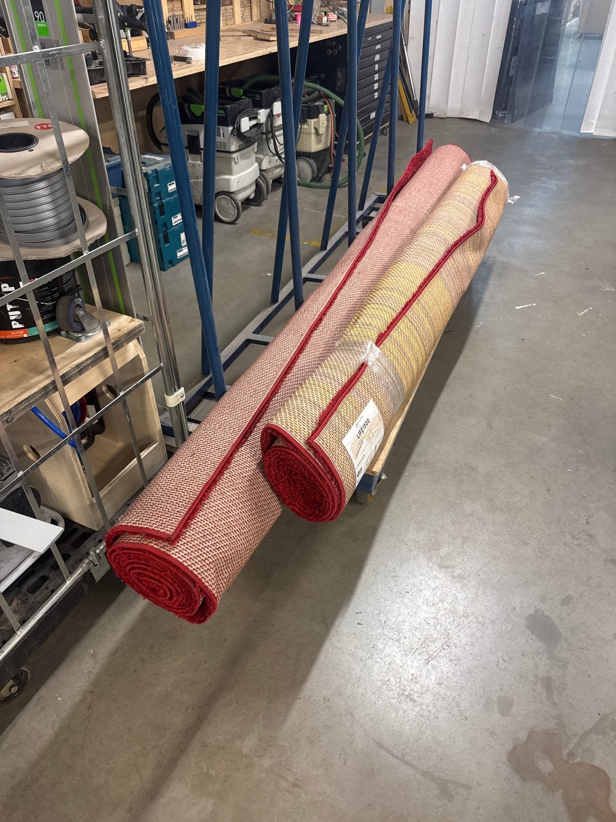2 rode hoogpolige tapijten, 300x400 en 240x340 cm, Ophalen, Zo goed als nieuw, 200 cm of meer, Rechthoekig