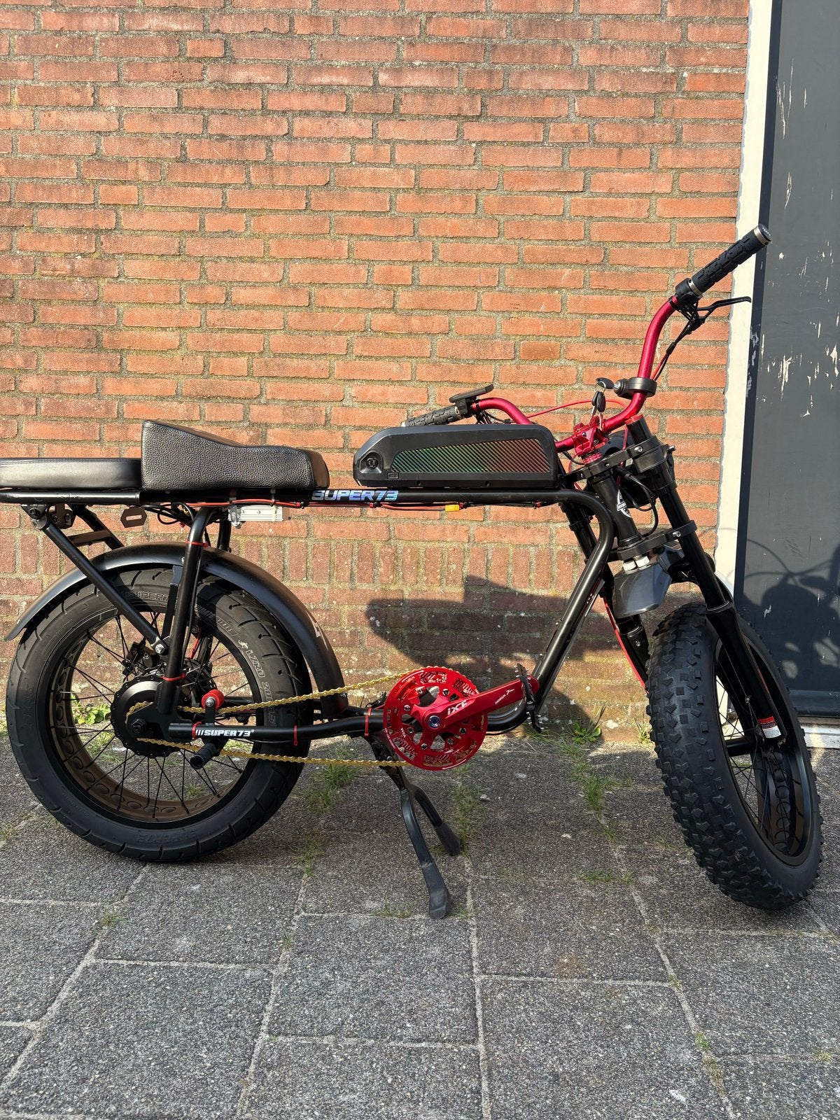 Super73 E-bike met rode accenten en dubbel zadel, Fietsen en Brommers, Elektrische fietsen, Overige merken, Ophalen of Verzenden