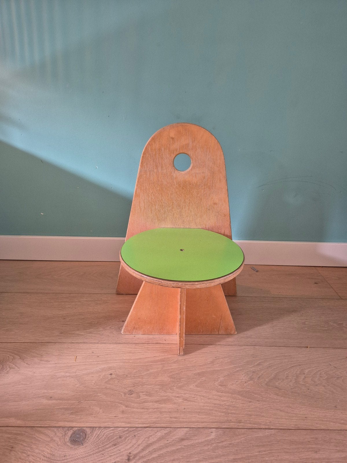 Houten Kleuterstoel met Groene Zitting - Rolf, Kinderen en Baby's, Kinderkamer | Tafels en Stoelen, Ophalen, Gebruikt, Stoel(en)