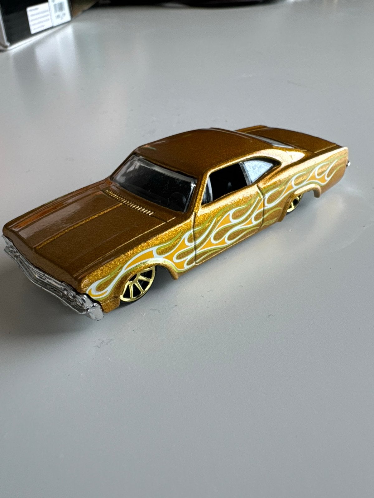 Hot Wheels Mattel Gouden Auto met Vlammen - Zo goed als nieu, Kinderen en Baby's, Speelgoed | Speelgoedvoertuigen, Ophalen of Verzenden