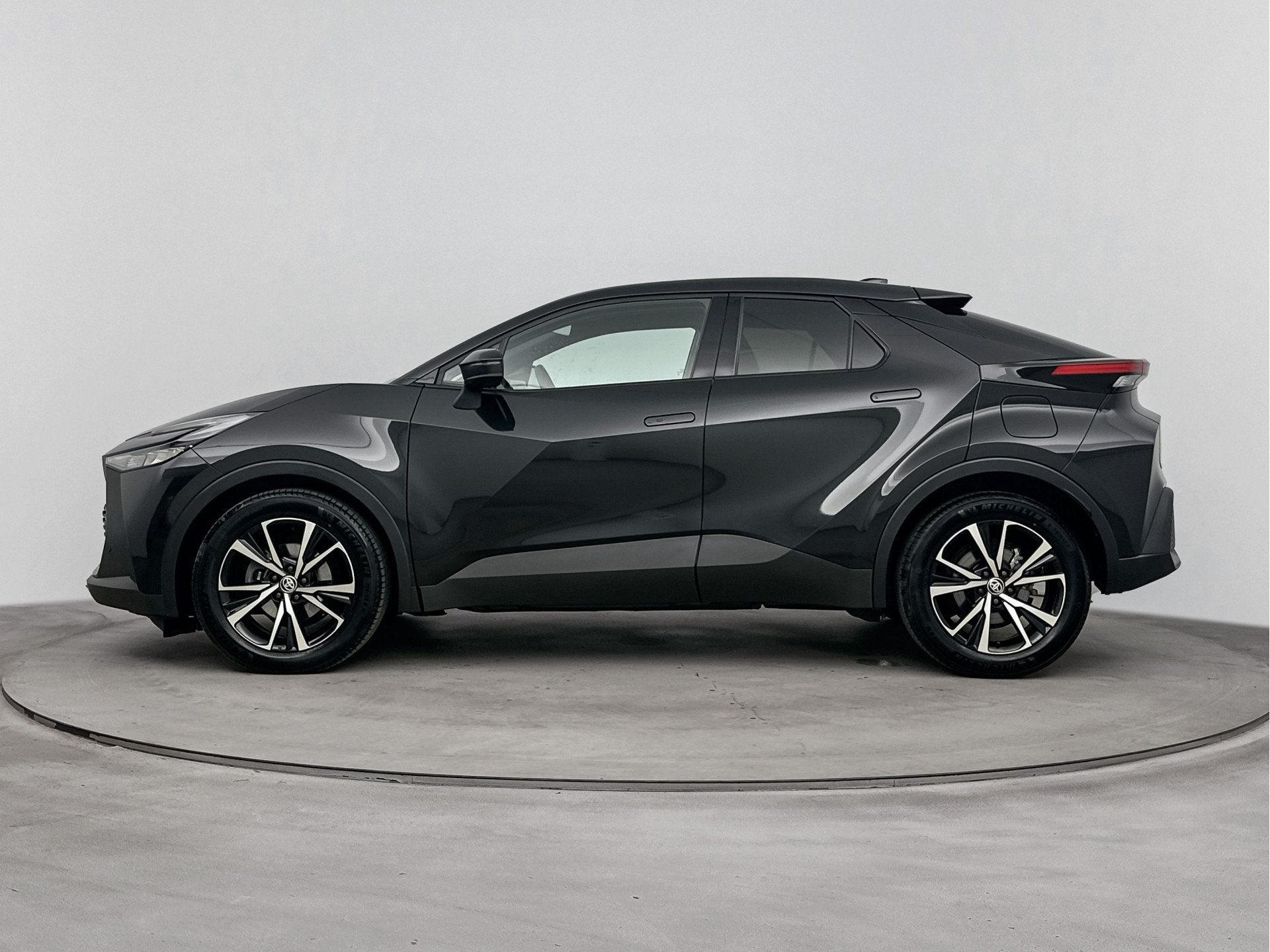Toyota C-HR 1.8 Hybrid 140 Dynamic | Parkeersensoren | Apple, 12 maanden, Stof, 4 cilinders, Origineel Nederlands
