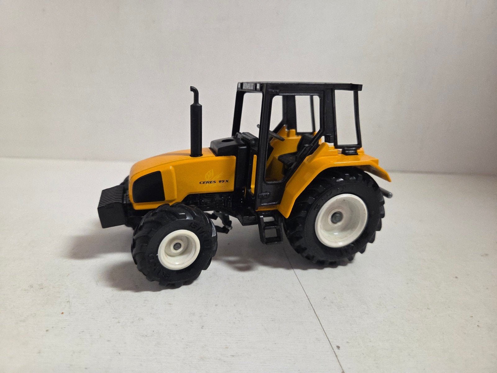 Siku Renault Ceres 95 X 1:32, Hobby en Vrije tijd, SIKU, ., Tractor of Landbouw, Ophalen of Verzenden
