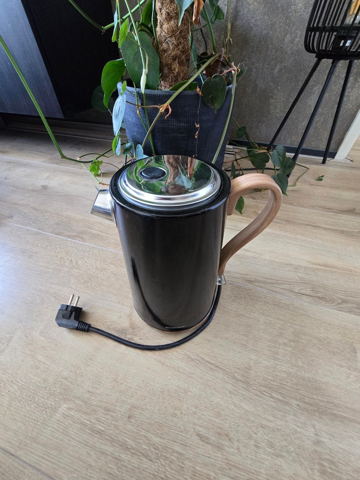 Stijlvolle zwarte waterkoker met houten handvat, 1 tot 2 liter, Ophalen of Verzenden, Zo goed als nieuw