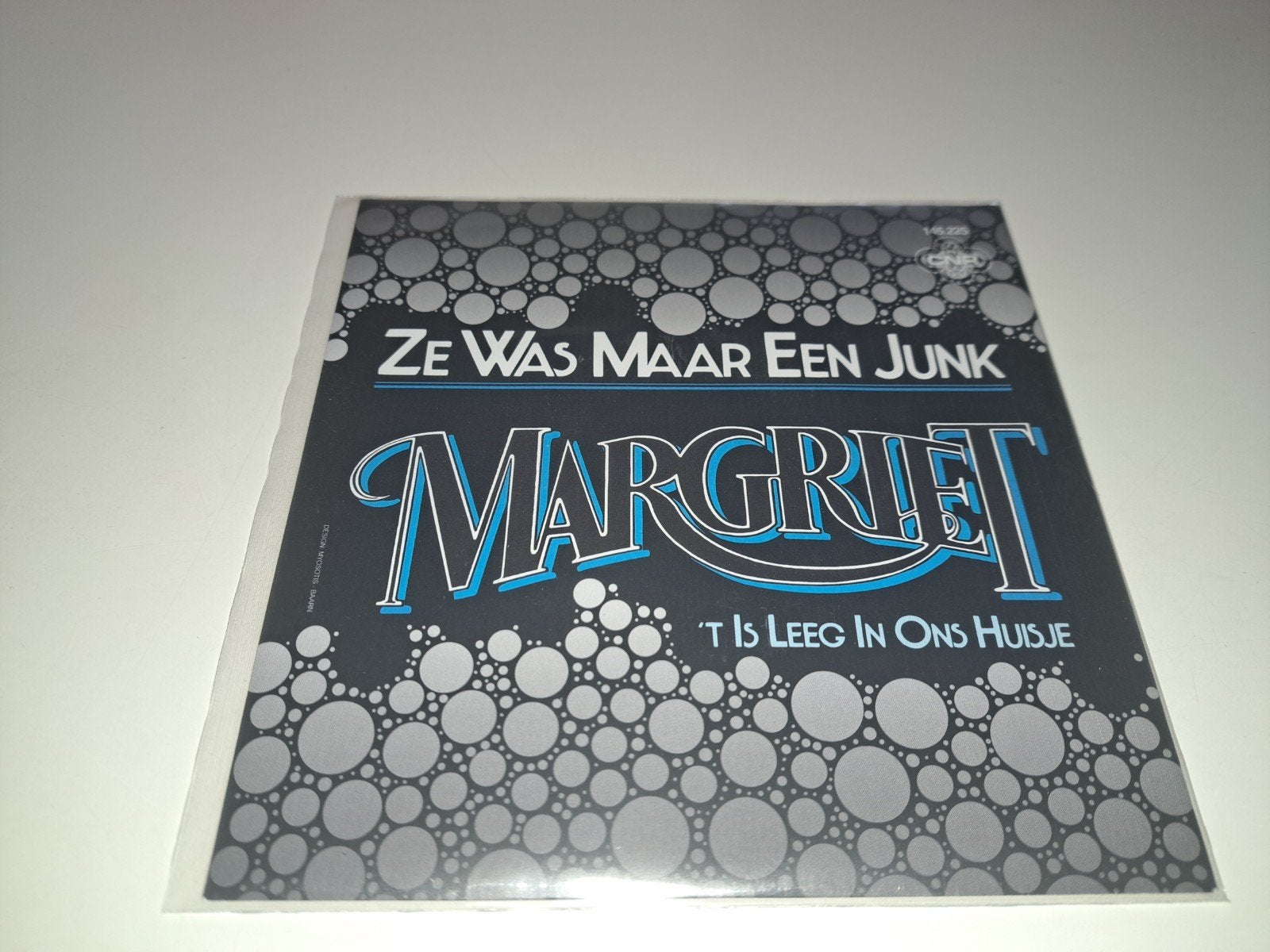 7" Margriet : Ze was maar een Junk, Verzenden, Zo goed als nieuw, Overige formaten, Levenslied of Smartlap