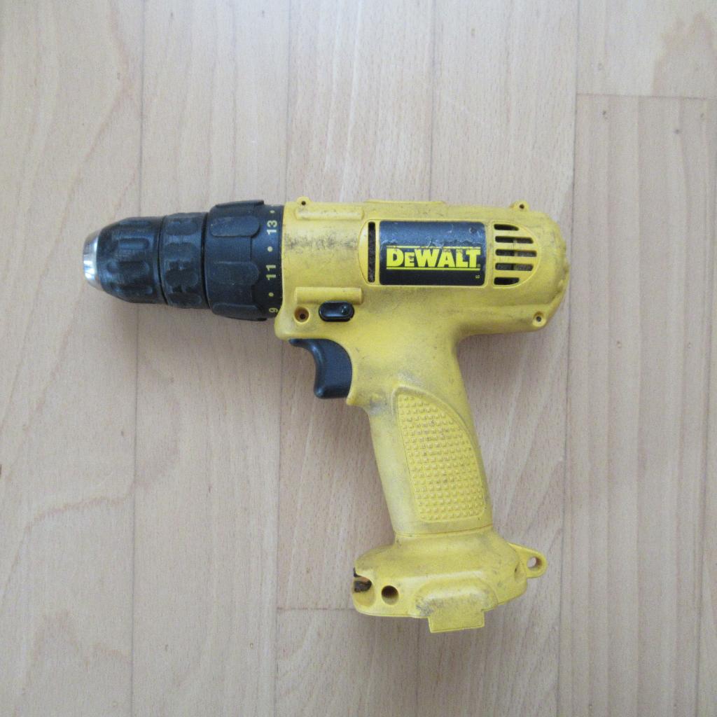 DeWalt schroefboormachine en acculader (zonder accu), Ophalen, Gebruikt, Boor- en Schroefmachine