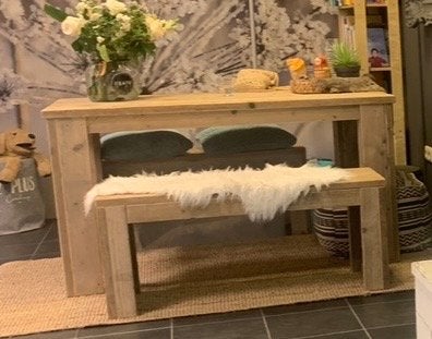 Mooie steugerhouten tafel met 2 bankjes, Huis en Inrichting, Ophalen, Zo goed als nieuw, Hout