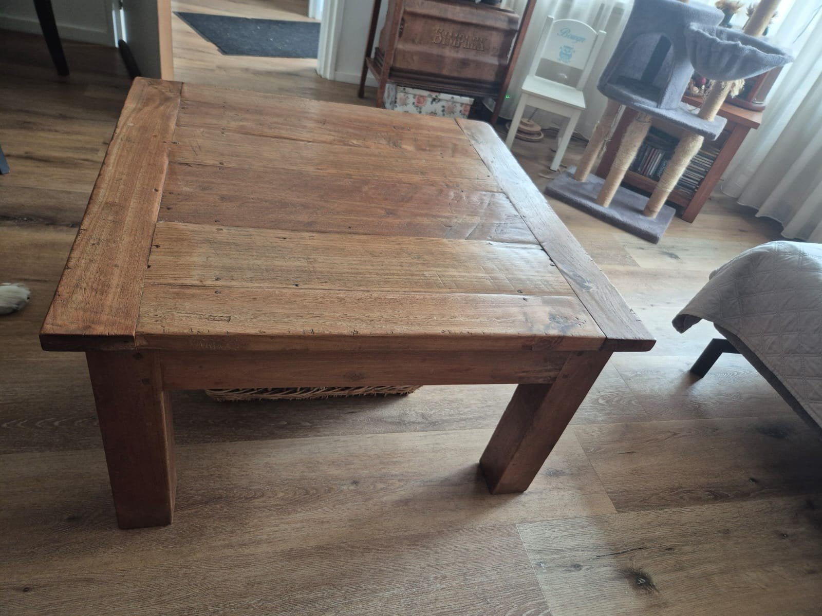 Robuuste houten salontafel - 80x80x45 cm