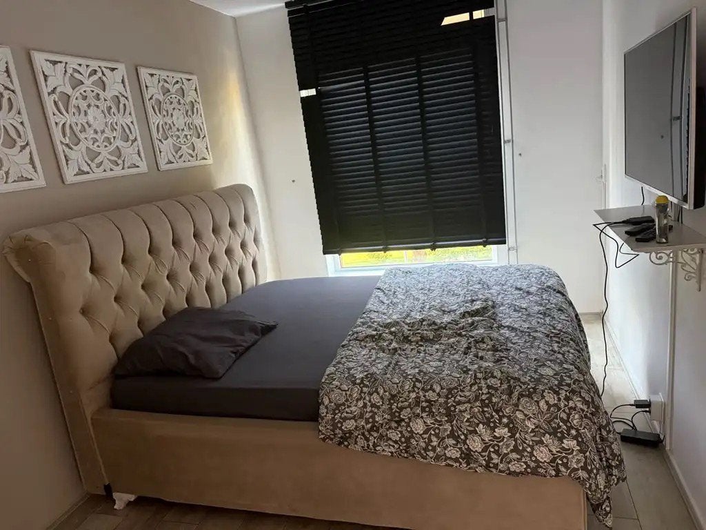Luxe beige boxspring met opbergruimte + tv – €750, Ophalen, Tweepersoons, Beige