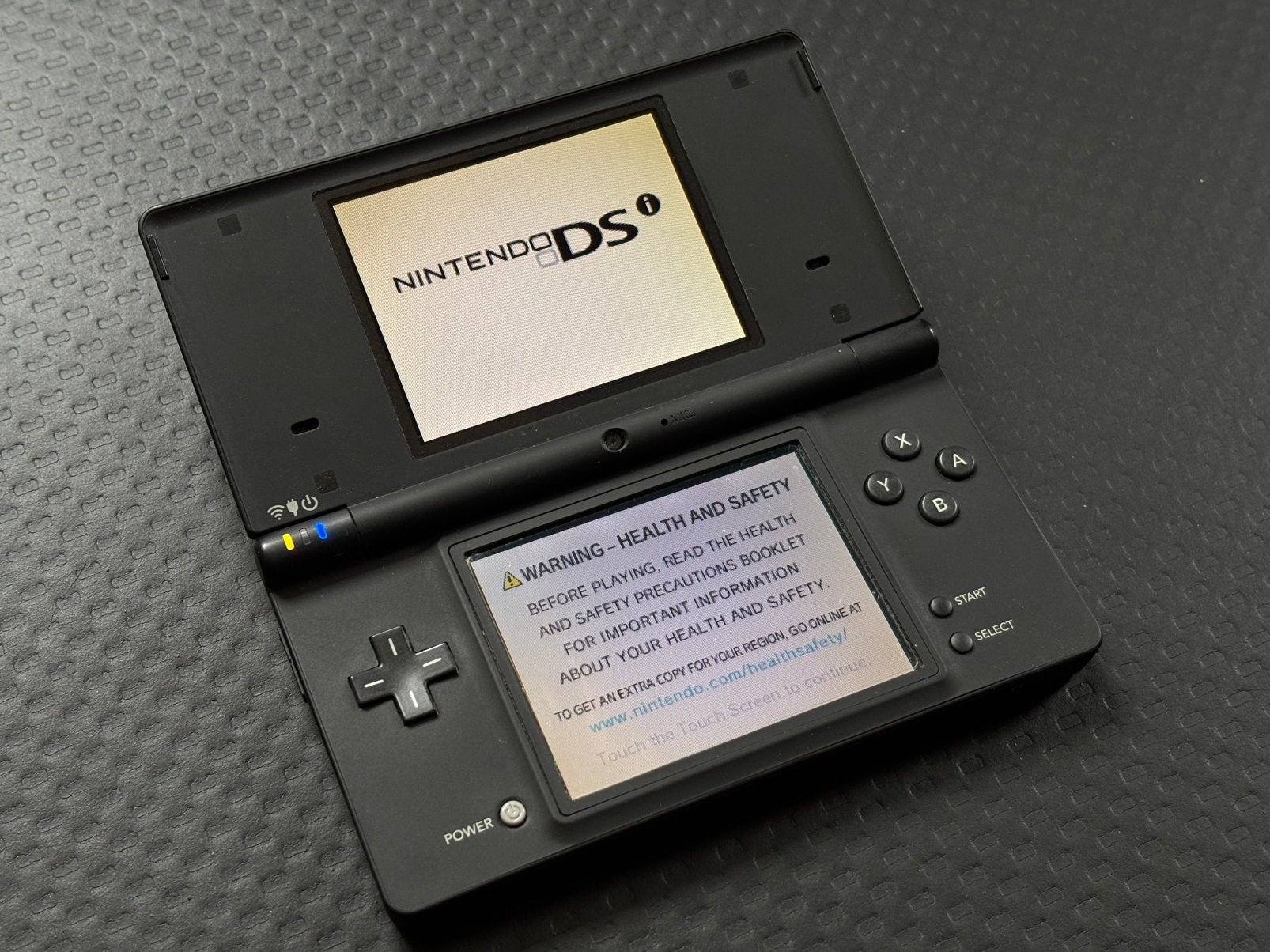 Nintendo DSi Zwart + 24 leuke games + oplader, Zwart, Dsi, Ophalen of Verzenden, Gebruikt