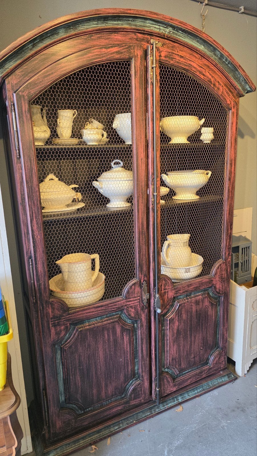 Unieke brocante kast met gaasdeuren en 2 bijzettafeltjes, Antiek en Kunst, Antiek | Meubels | Kasten, Ophalen