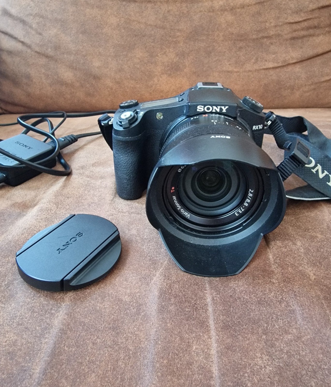 Sony RX10 camera – zeer goede staat + softbox lamp, Ophalen, Zo goed als nieuw, Sony, 8 keer of meer