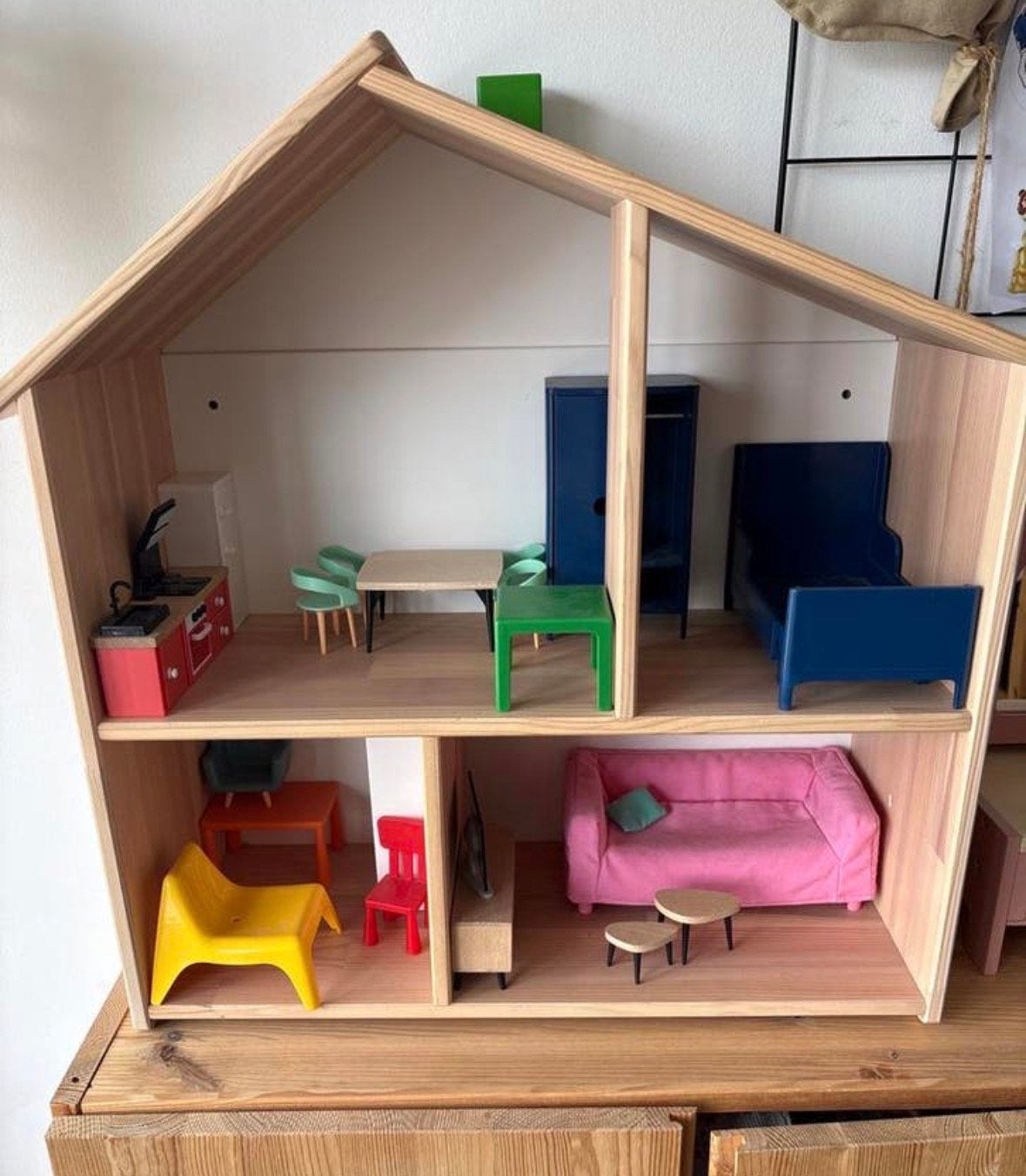 Groot houten poppenhuis met meubels, Verzamelen, Poppenhuizen en Toebehoren, Ophalen, Gebruikt, Poppenhuis