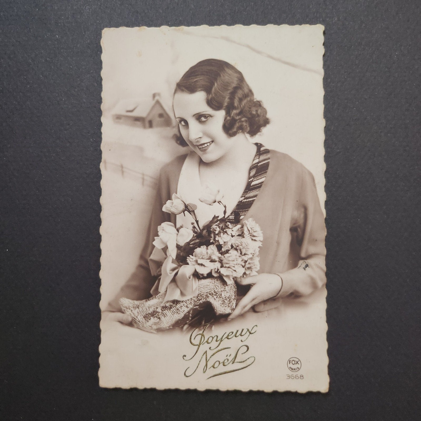 Oude kerstkaart met dame en bloemen, gestempeld 1930, Verzamelen, Ansichtkaarten | Buitenland, Verzenden, 1920 tot 1940, Gelopen
