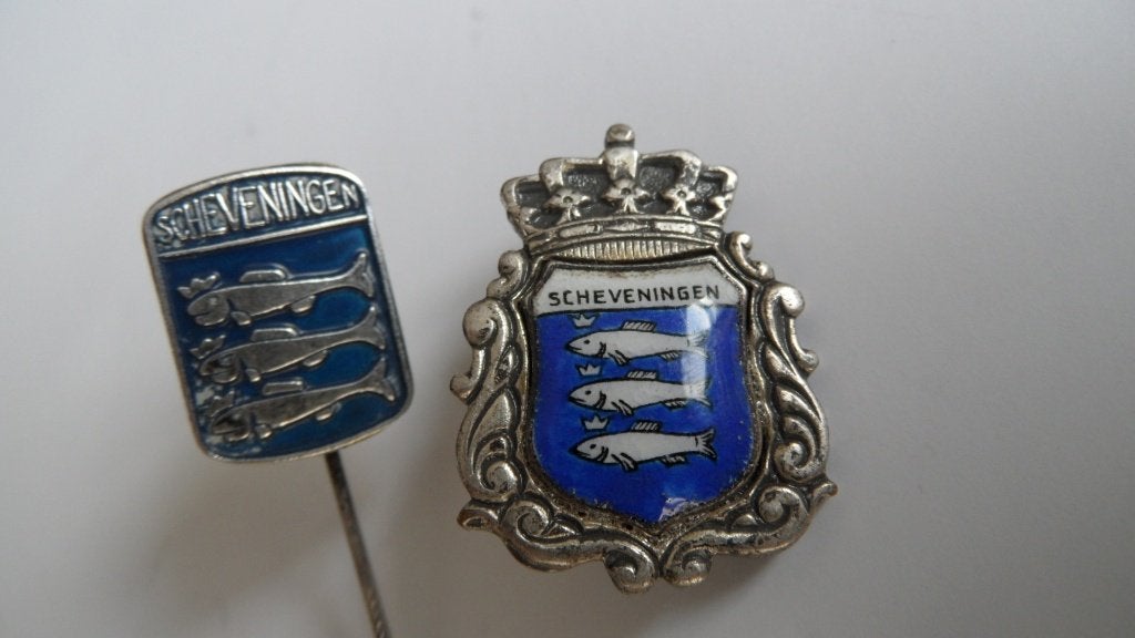 Scheveningen haring speldjes 2 x, Verzamelen, Verzenden, Gebruikt, Stad of Land, Speldje of Pin