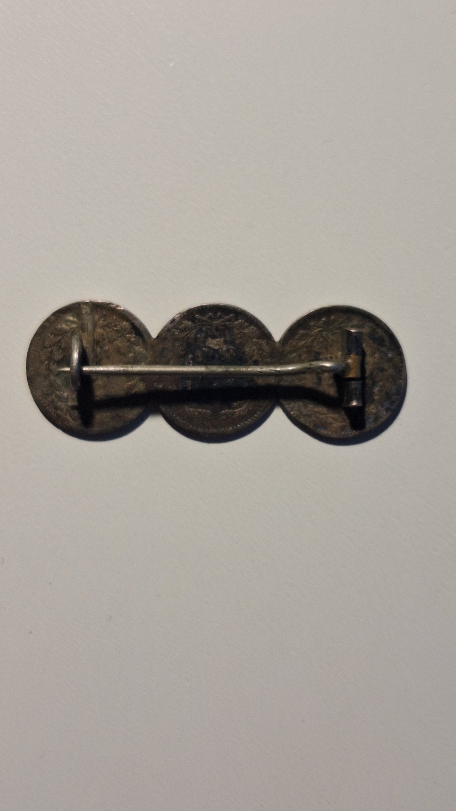 Stuivertjesbroche sierspeld koning Willem 3 sieraad, Ophalen of Verzenden, Koning Willem III, Zilver