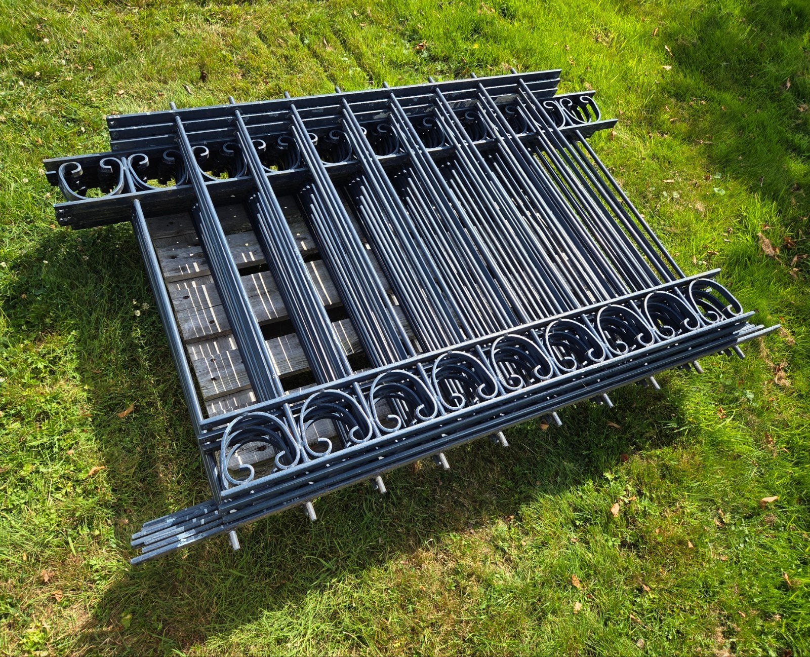 Mooi sierhekwerk - donkerblauw  +/- 20 meter, Ophalen, Met poort, Gebruikt, Sierhekwerk