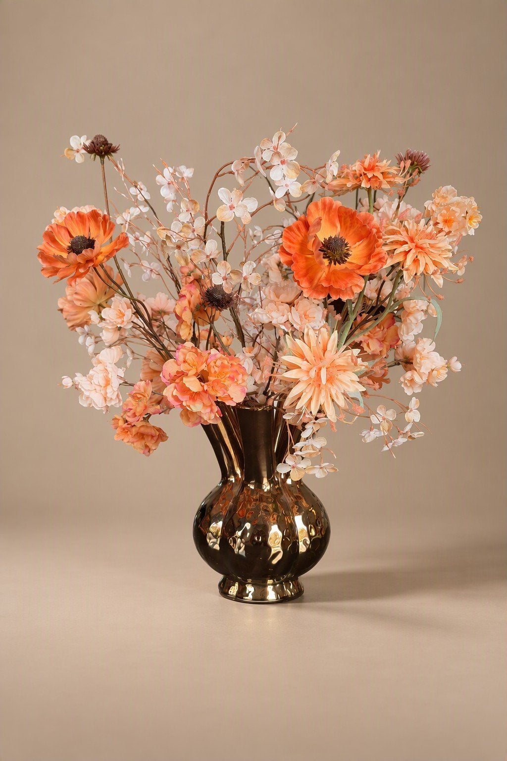 Bronsgouden vaas met luxe zijdebloemen – zalm, oranje & wit, Binnen, Inclusief kunstbloemen, Ophalen of Verzenden, Boeket