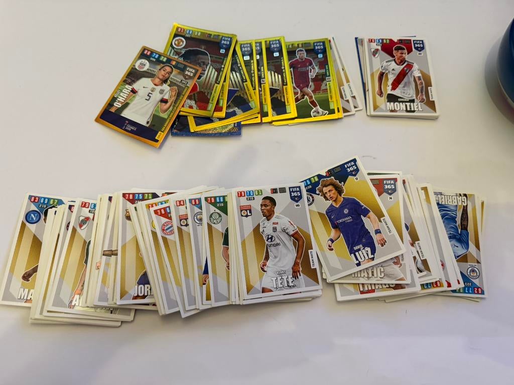 FIFA 365 Adrenalyn XL kaarten lot met tin box, Verzenden, Zo goed als nieuw, Meerdere plaatjes