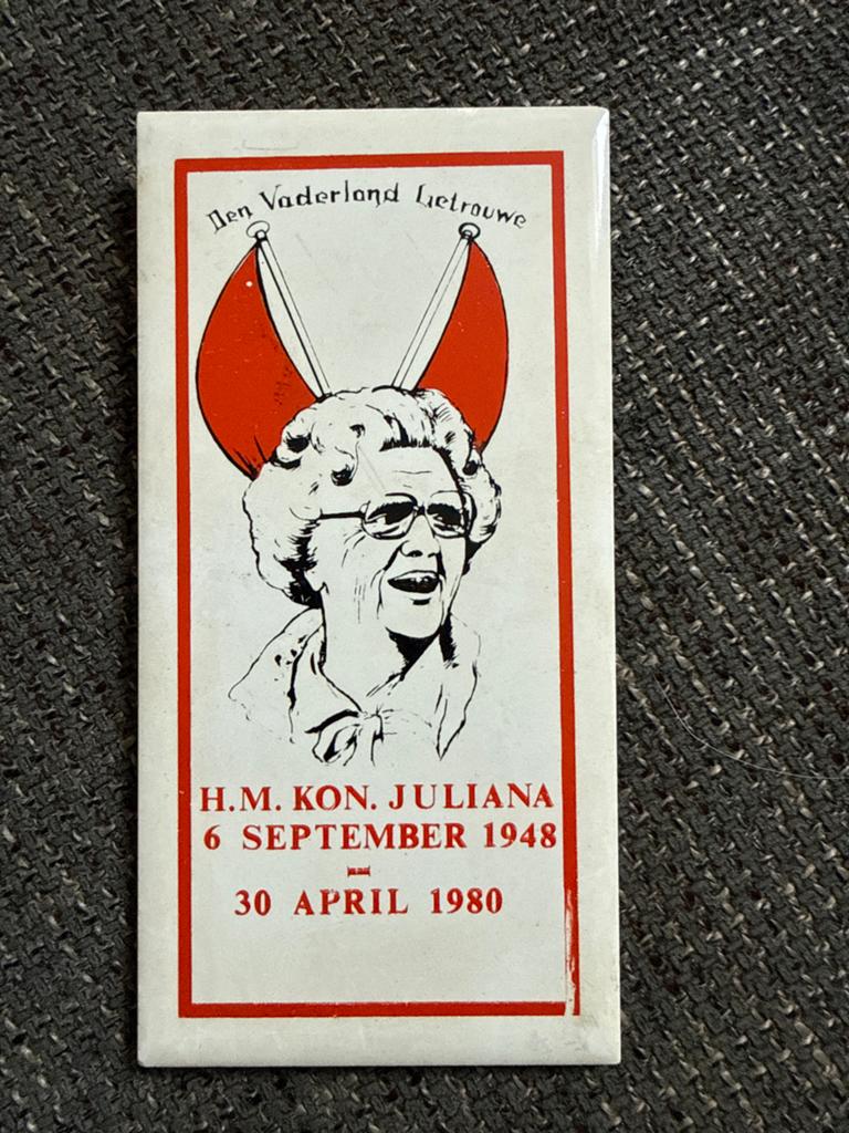 Tegel Juliana 1948-1980 "Den Vaderland Getrouwe", Ophalen of Verzenden, Gebruikt, Nederland, Servies