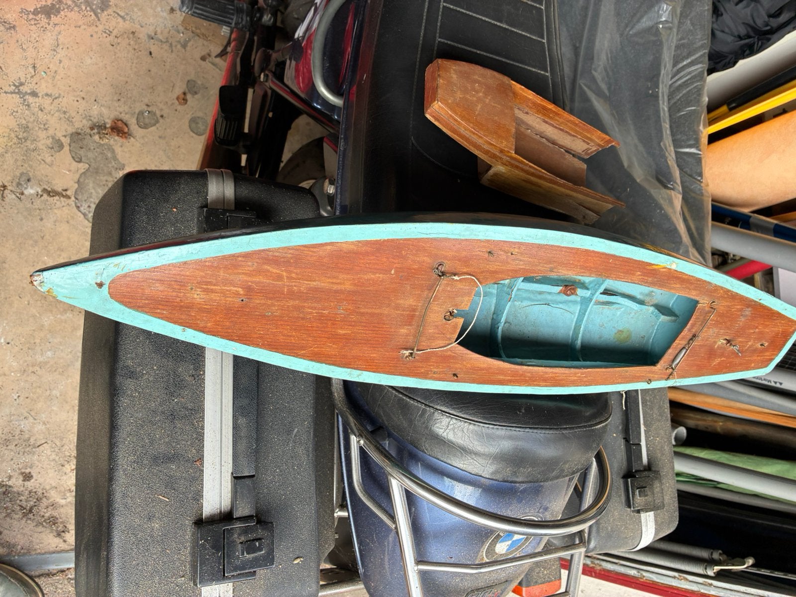 Zeilbootje onder schip om zelf af te bouwen, Hobby en Vrije tijd, Modelbouw | Boten en Schepen, Ophalen, Gebruikt