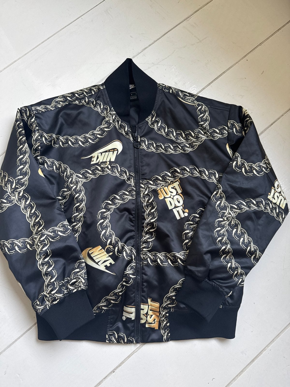 Nike bomberjack met kettingprint en 'Just Do It', Ophalen of Verzenden, Zo goed als nieuw, Maat 38/40 (M), Zwart
