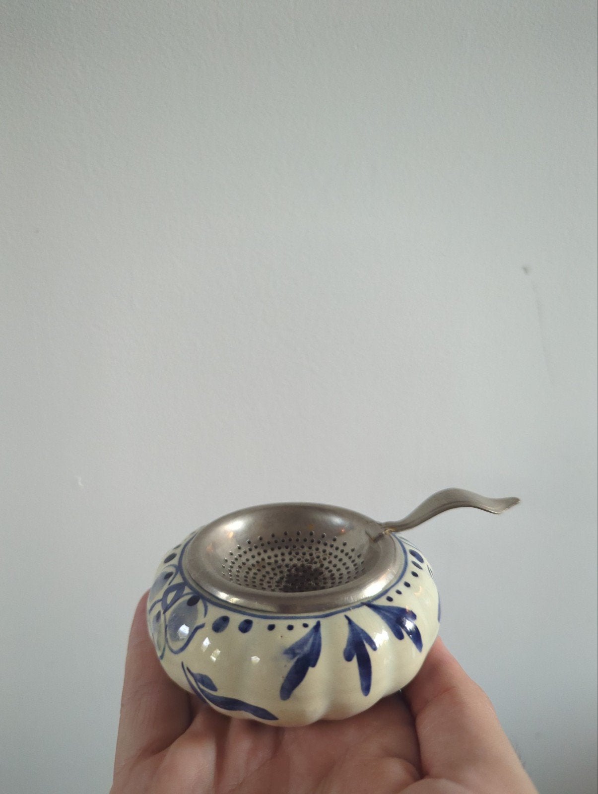 Delfts Blauw Theezeefje met Houder - Handbeschilderd, Ophalen of Verzenden