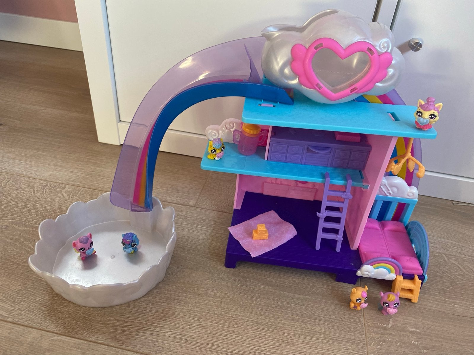 Hatchimals Alive Poppetjes Set met Speelhuis en Regenboog, Ophalen of Verzenden, Zo goed als nieuw