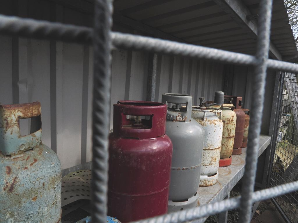Ca. 6  gasflessen, aantal zijn vol, Ophalen, Gebruikt