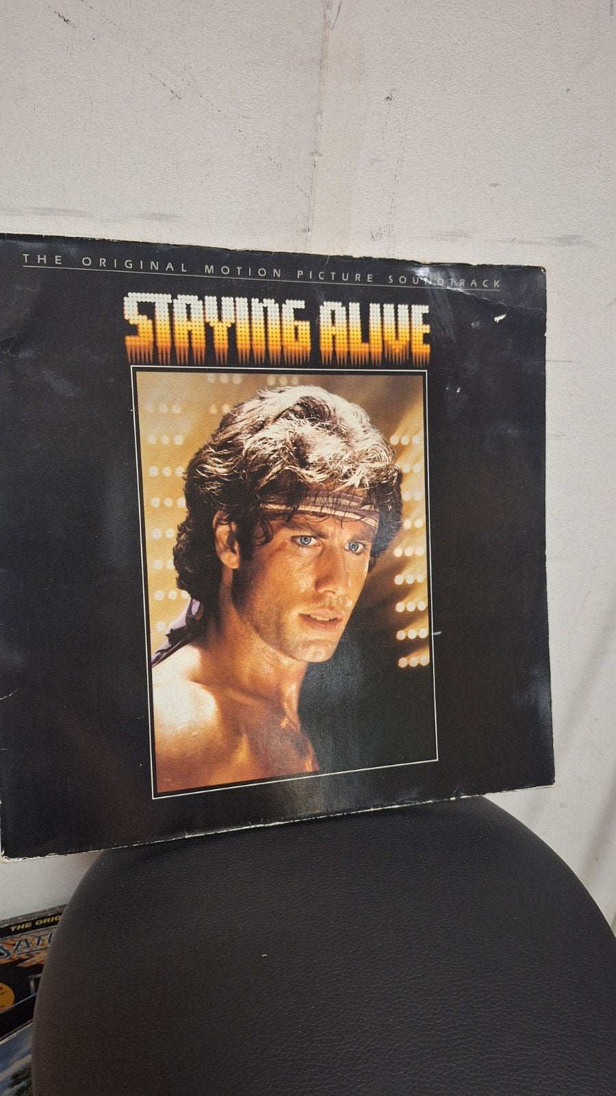 Staying Alive Soundtrack LP (1983) met John Travolta, Cd's en Dvd's, Vinyl | Pop, Gebruikt, 1980 - 1989, Ophalen of Verzenden