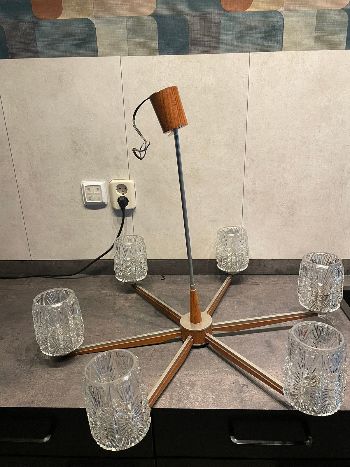 Vintage hanglamp met 6 glazen kappen en teakhouten armen, Ophalen, Gebruikt, Metaal