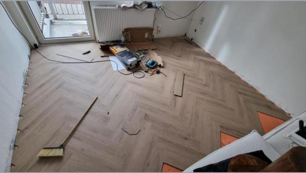 Visgraatvloer, laminaat, plinten leggen, 24-uursservice