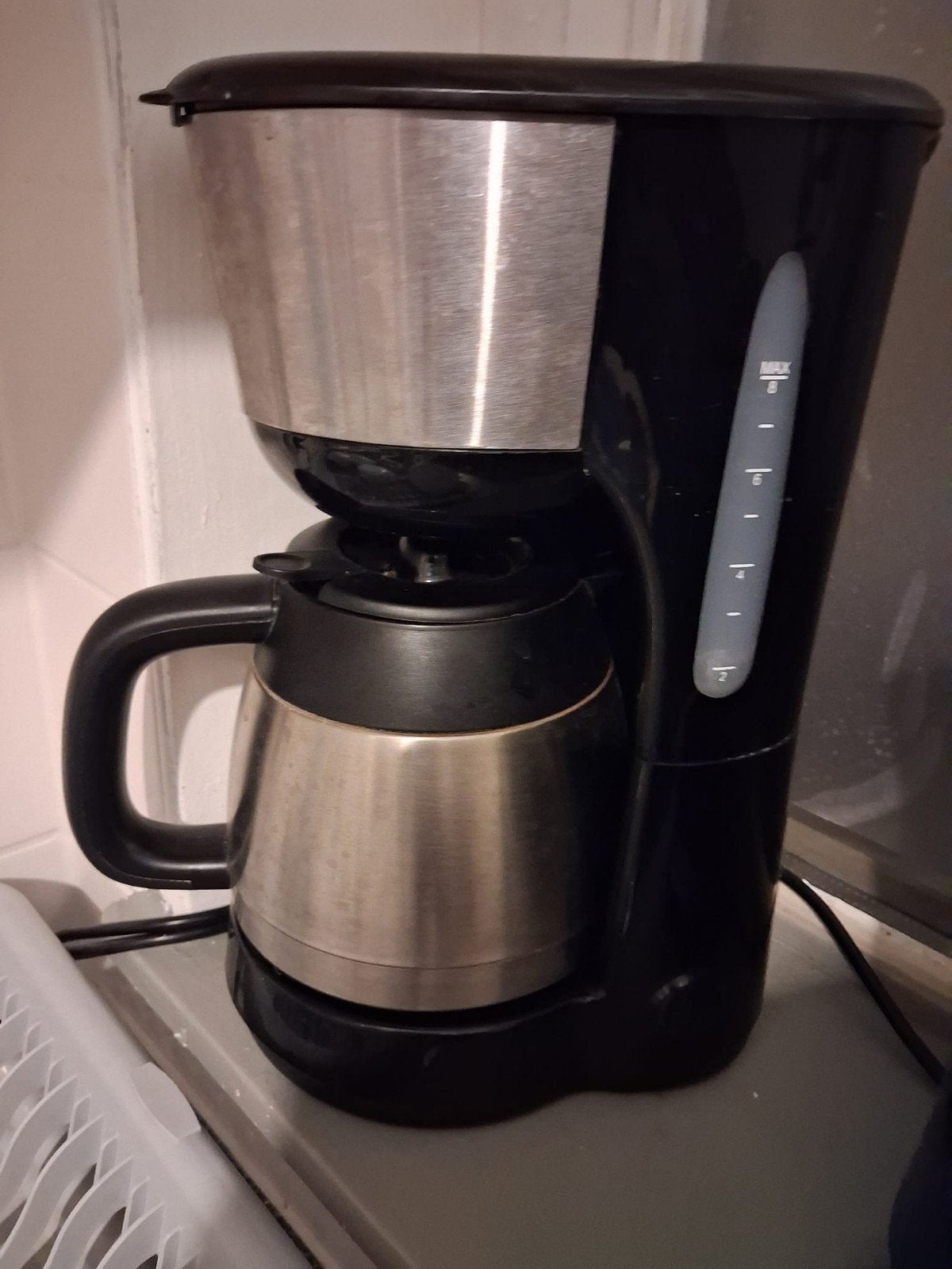 Koffiezetapparaat met thermoskan en diverse koffie, Gebruikt, 10 kopjes of meer, Koffiemachine, Gemalen koffie