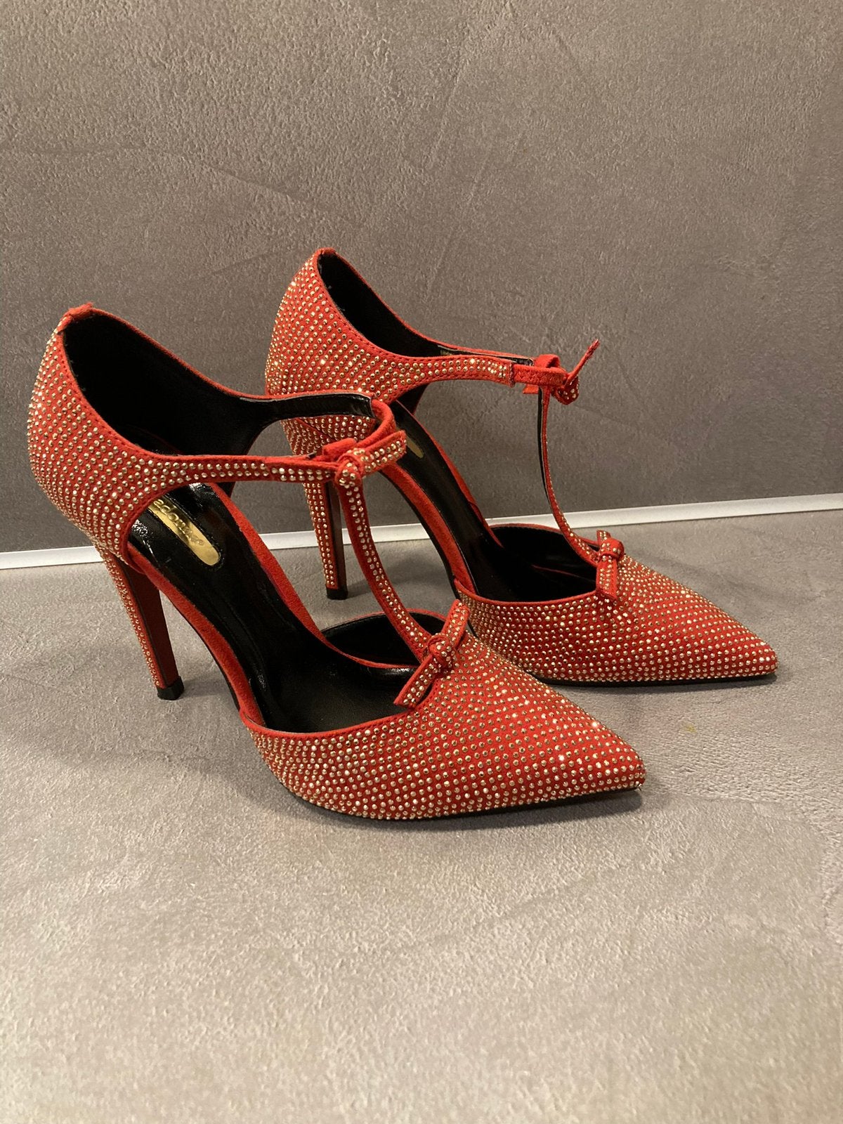 Rode pumps naald hakken 10 cm hoog met steentjes maat 36, Ophalen of Verzenden, Zo goed als nieuw, Rood