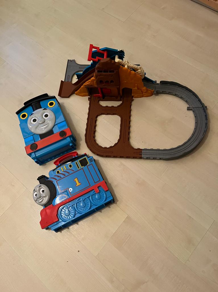 Thomas de trein 2 opberg koffers en dino baan, Ophalen of Verzenden, Zo goed als nieuw