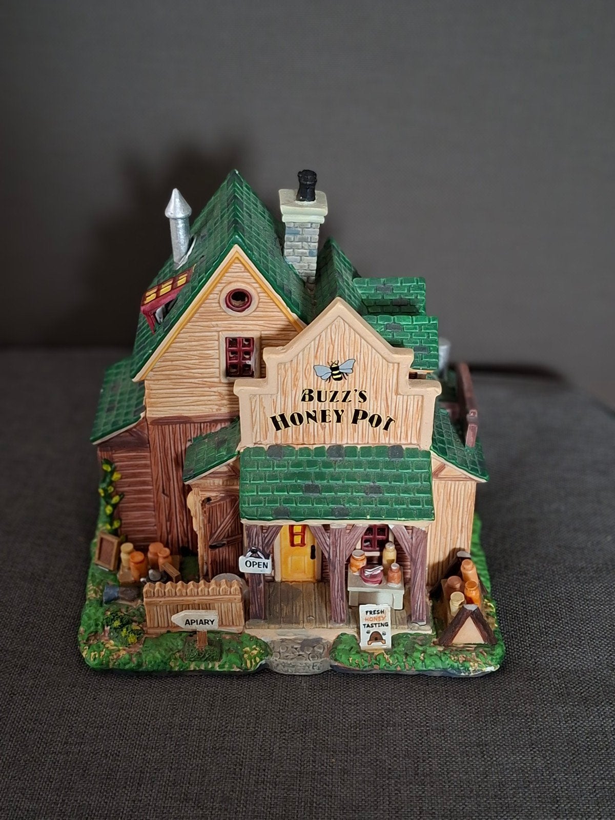 Kerstdorp Buzz's Honey Pot Huisje - Kerstdorp Decoratie, Ophalen of Verzenden, Zo goed als nieuw