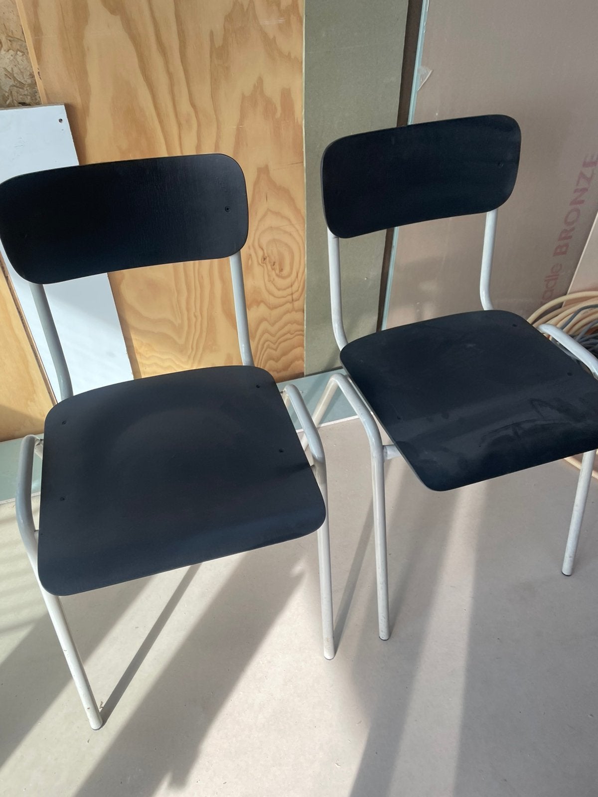 Mat zwart gespoten schoolstoelen, 2 stuks, Ophalen, Gebruikt, Zwart