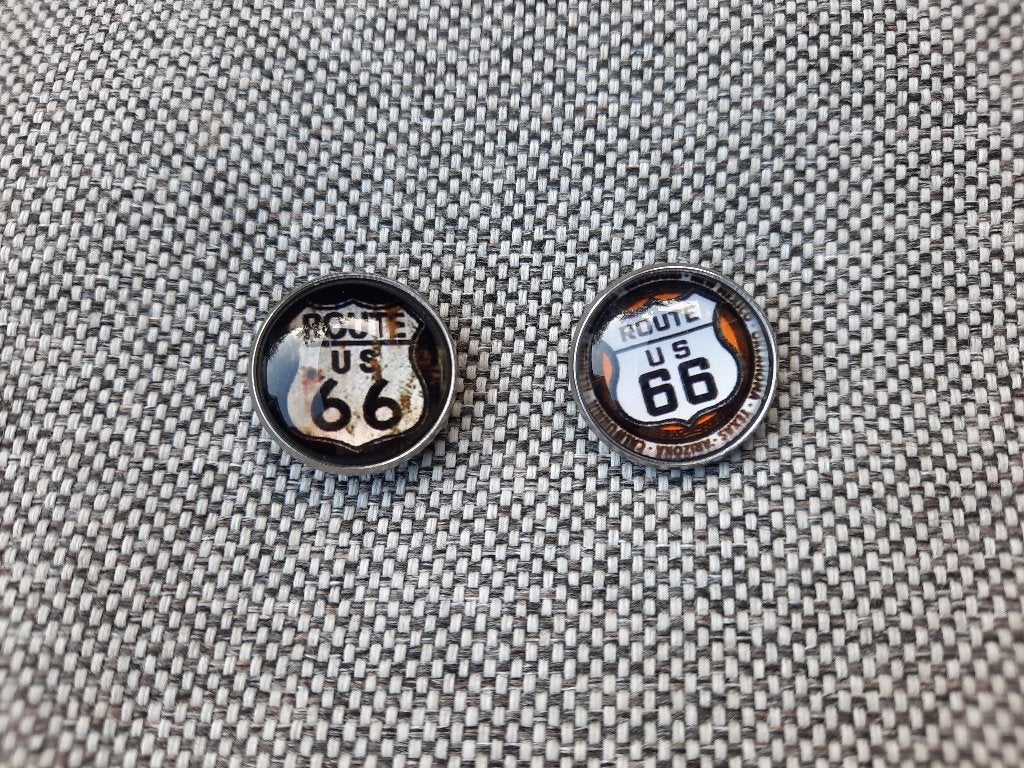 2 ronde pins met de tekst Route US 66 te koop, Verzamelen, Speldjes, Pins en Buttons, Nieuw, Speldje of Pin, Stad of Land, Ophalen of Verzenden