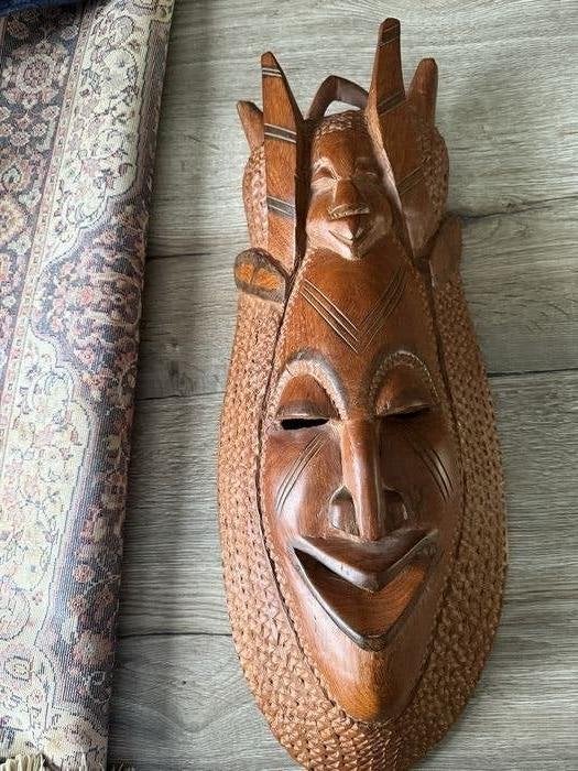 Mooi Uitgesneden Zwaar Oud Masker., Antiek en Kunst, Kunst | Beelden en Houtsnijwerken, Overige onderwerpen, Handgemaakt, 20 - 50 cm