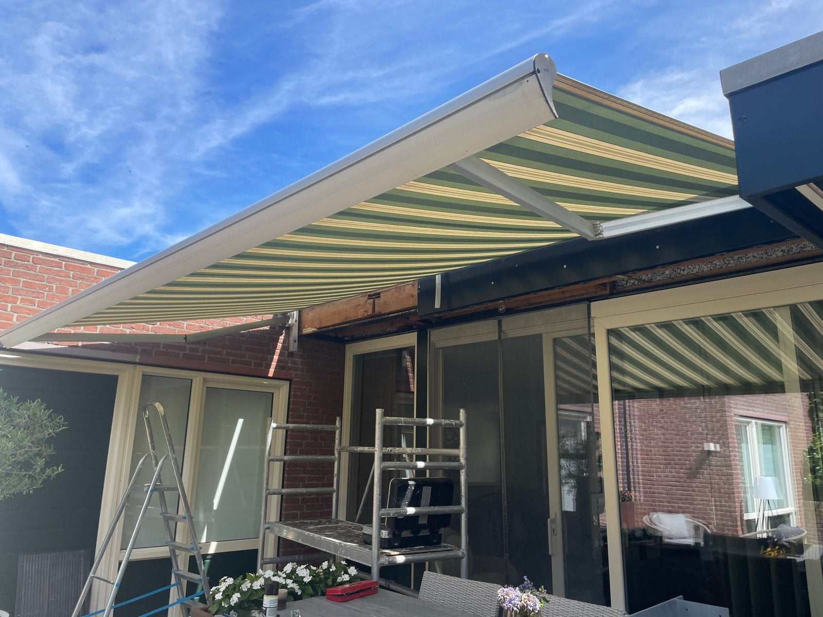Knikarmscherm 4.70x2.50 wit groen met Somfy motor, Ophalen, Gebruikt, 450 cm of meer, Elektrisch