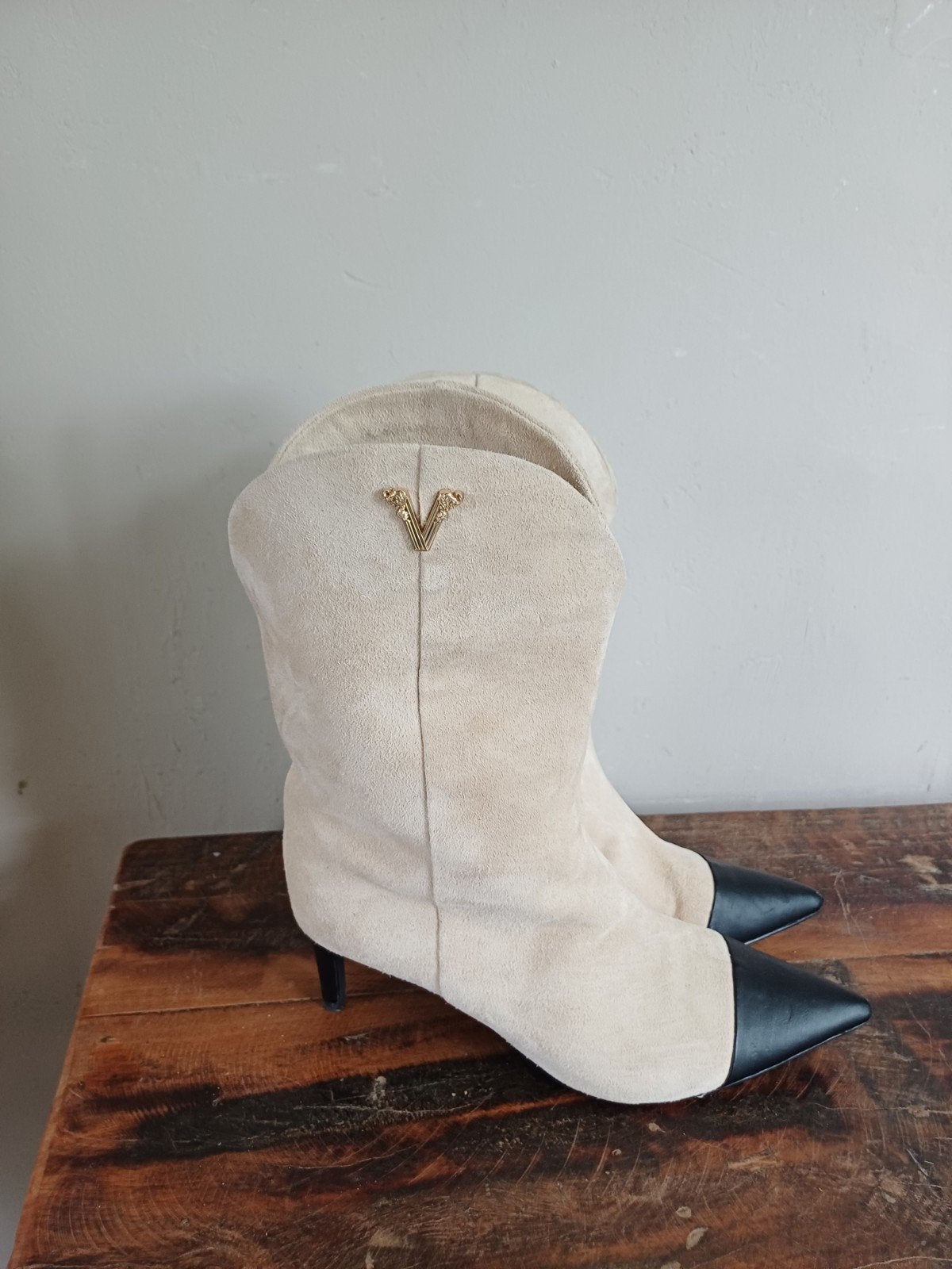 Josh V Suede Enkellaarsjes met Hakje - Licht Beige/Zwart, Kleding | Dames, Schoenen, Beige, Lage of Enkellaarzen, Ophalen of Verzenden